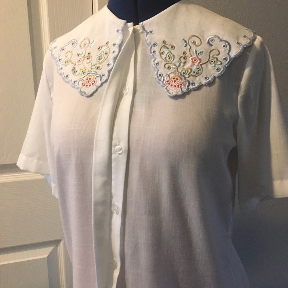 Vintage Cottagecore White Short-Sleeve Blouse with Scalloped Peter Pan Collar - Picture 10 of 11